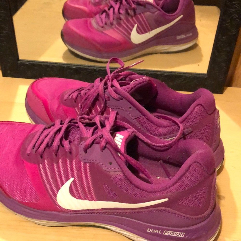 Athletic running shoes